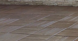 Бетонная брусчатка двора в Новосибирске в октябре