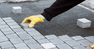 Монтаж тротуарной плитки на даче в Новосибирске в октябре