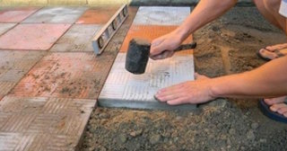 Укладка тротуарной плитки на основание в Новосибирске в октябре