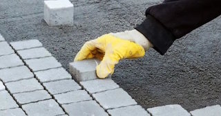 Укладка тротуарной плитки 50 на 50 в Новосибирске в октябре