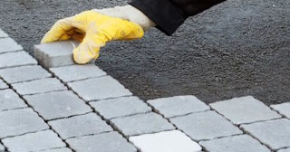 Укладка брусчатки в Новосибирске - цена от 813 руб. за м2 | ТротуарнаяПлитка