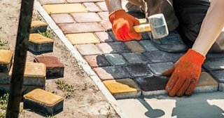 Укладка брусчатки «старый город» три цвета в Новосибирске в октябре