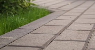 Профессиональная укладка тротуарных дорожек в Новосибирске в октябре