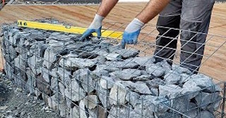 Устройство подпорной стенки из габионов в Новосибирске в октябре